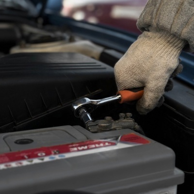 Техобслуживание аккумуляторных батарей. Аккумулятор автомобильный. Техобслуживание аккумуляторных батарей. Как обслужить автомобильный аккумулятор. Обслуживание автомобильного аккумулятора схема.