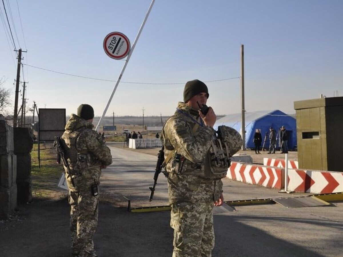    Украинские пограничники на контрольно-пропускном пункте© Фото : Державна прикордонна служба України