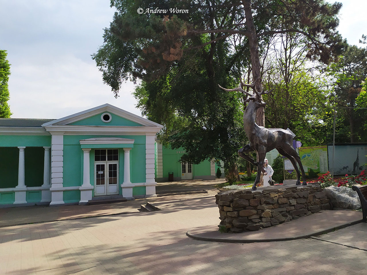 Площадь у главного входа