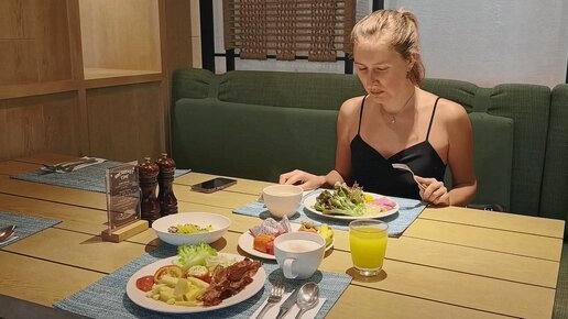 Чем кормят туристов в Таиланде: показываю питание в популярном отеле на острове Самуи