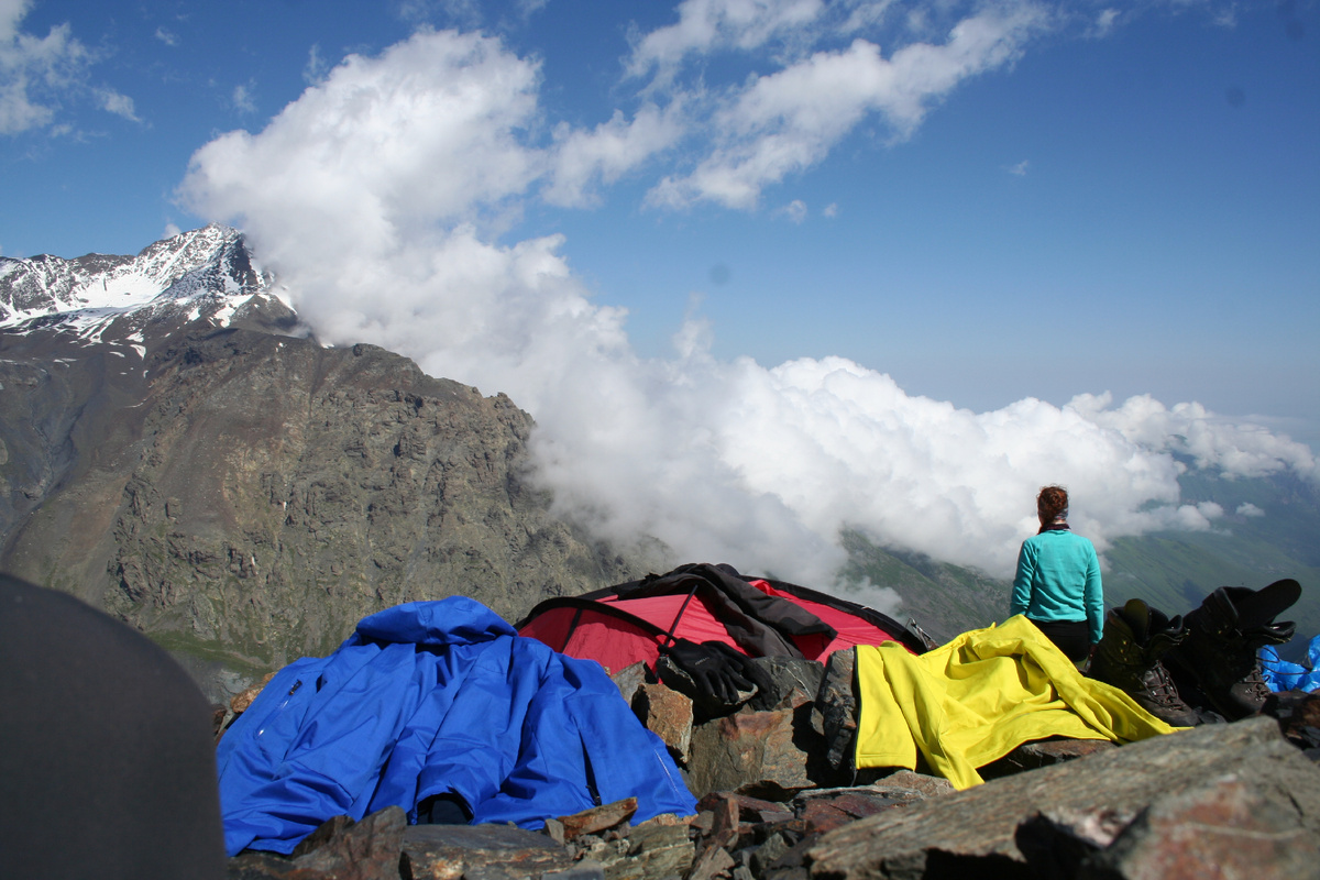 Сушим вещи на солнце после вчерашнего ливня ... 