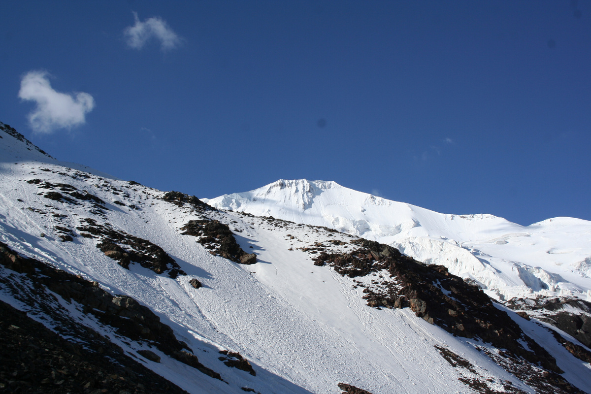 Снежная платформа сверху - Майли-хох, ледник виден еще плохо ... 