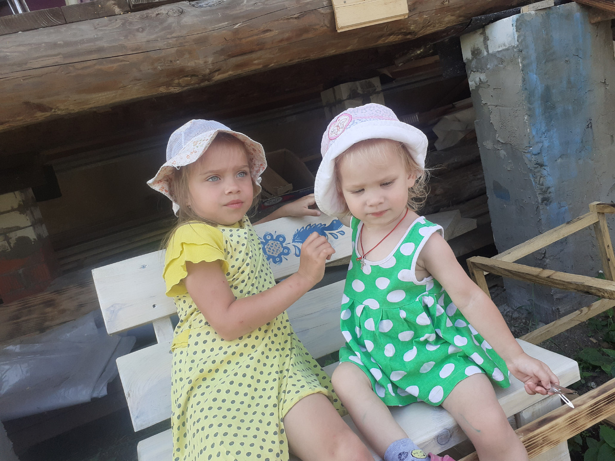 Девчули на новой красивой лавочке 😊.