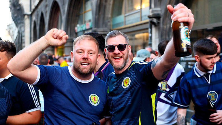   Шотландские болельщики разогреваются перед первым матчем турнира. Reuters