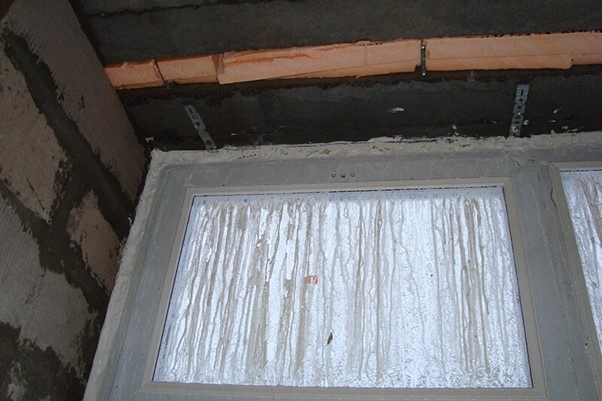 Фотография 1 - Пример стекания акрилового герметика после попадания на него конденсата