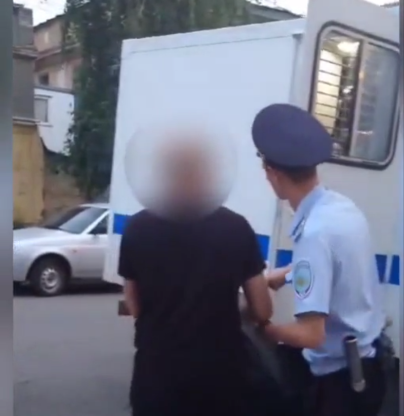 В пятницу Сулейман получил право воспользоваться услугой "Водитель в форме". Неизвестно, поставит ли он пять звезд за поездку, но проезд бесплатный. ТГ-канал "русские грамоты"  / t.me/russkiegramoty 