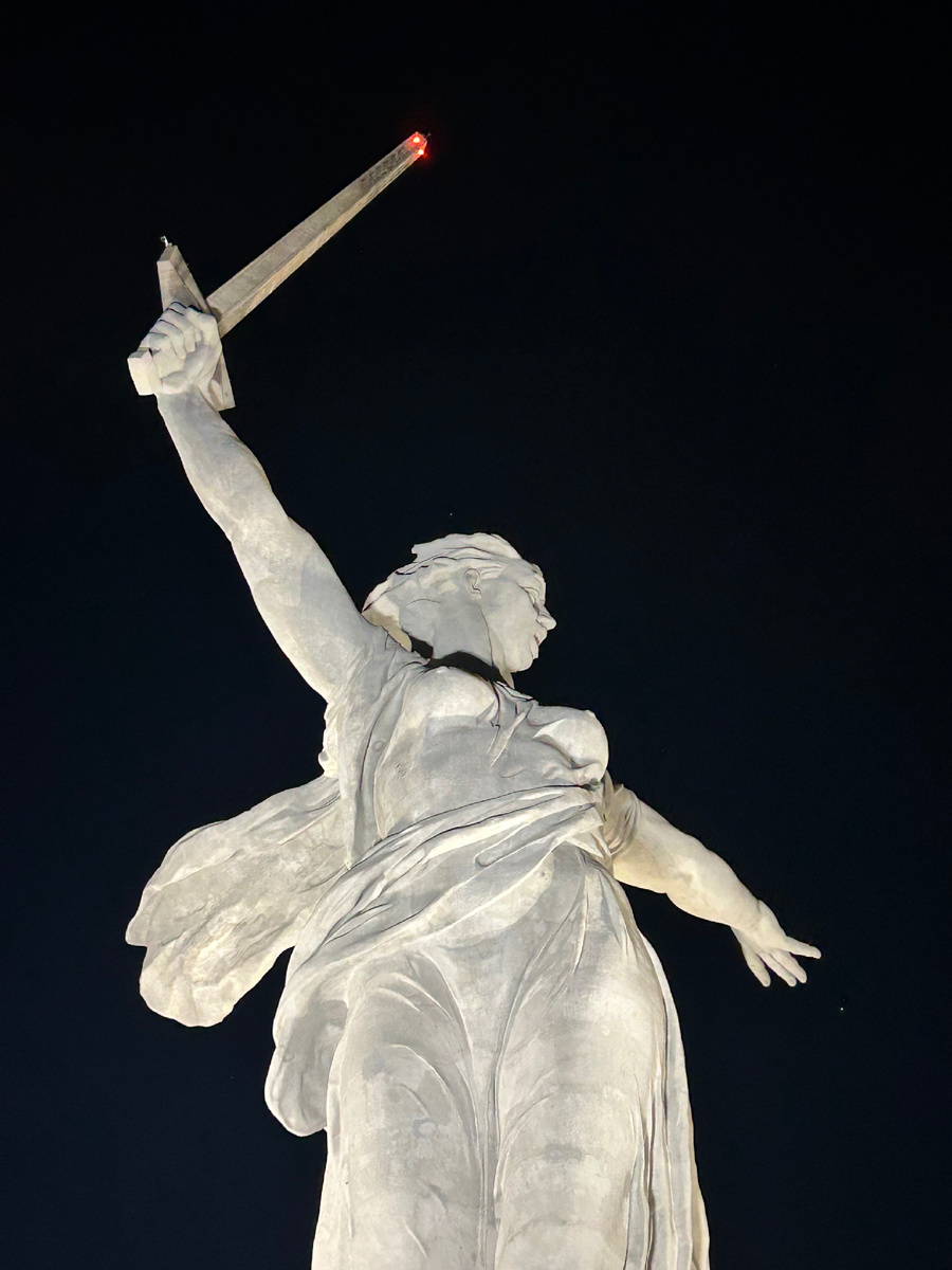 Центральный символ памятника-ансамбля на Мамаевом Кургане - «Родина-мать зовет»