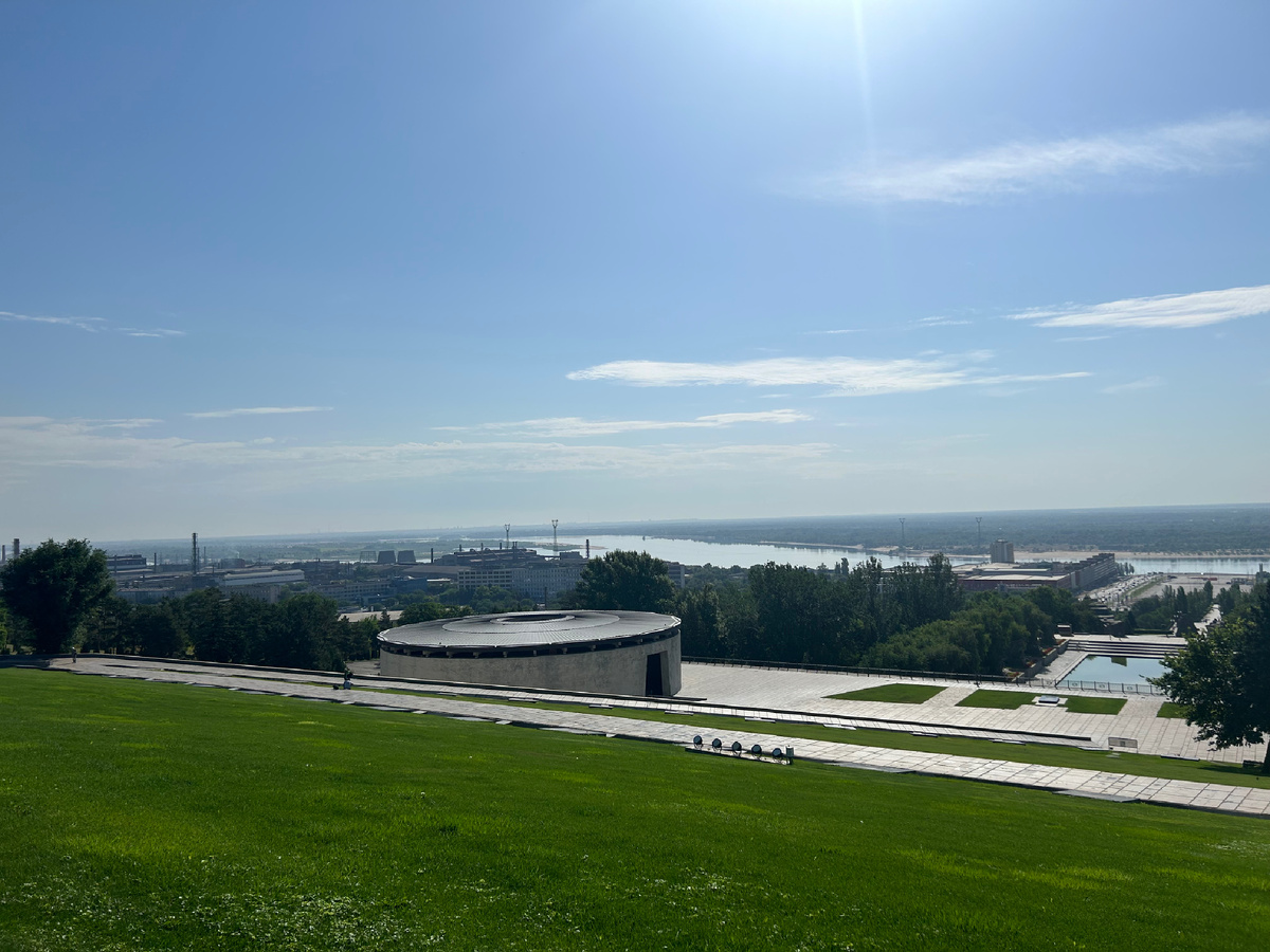 Вид на пантеон и обзор на Волгоград с Мамаева кургана