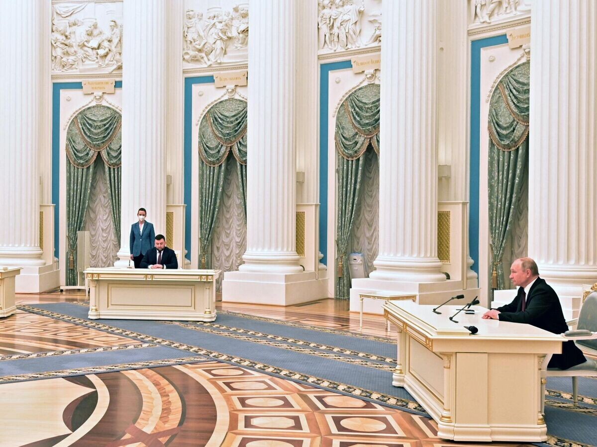   Президент РФ Владимир Путин во время подписания указов о признании Российской Федерацией Луганской Народной Республики ЛНР и Донецкой Народной Республики (ДНР)© РИА Новости / Алексей Никольский