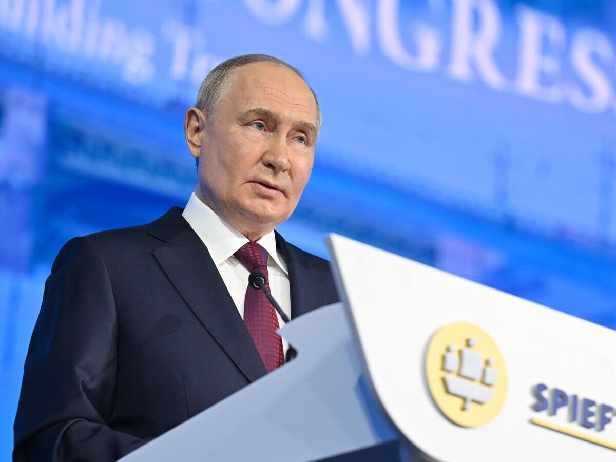    Президент России Владимир Путин выступает на пленарном заседании Петербургского международного экономического форума© РИА Новости / Иван Секретарев