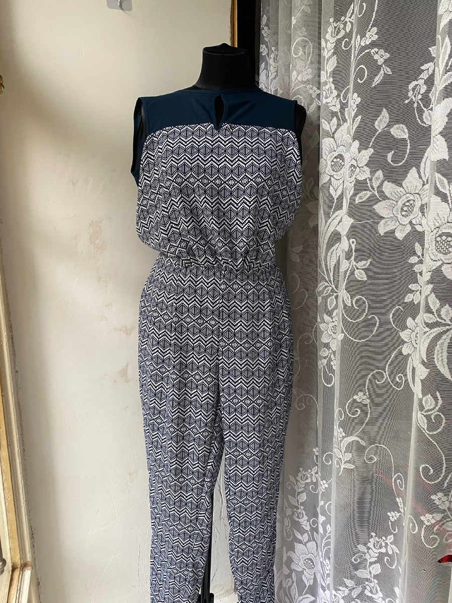 Вот такой женский летний легкий комбинезон, спасал меня после беременности ) 42 размер , но пойдет и на 44 