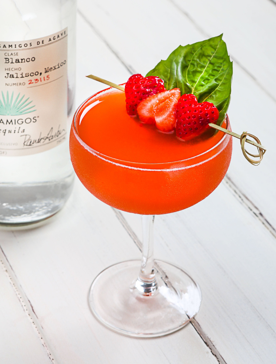 Коктейль Strawberry Smash. Источник фото: https://www.casamigos.com/en-us