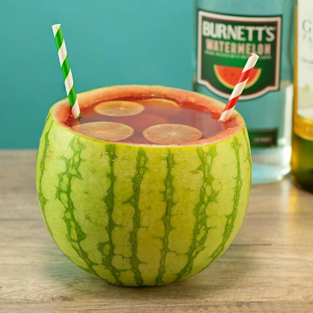 Коктейль Сангрия в арбузе. Источник фото: https://tipsybartender.com/recipe/watermelon-sangria-bowl