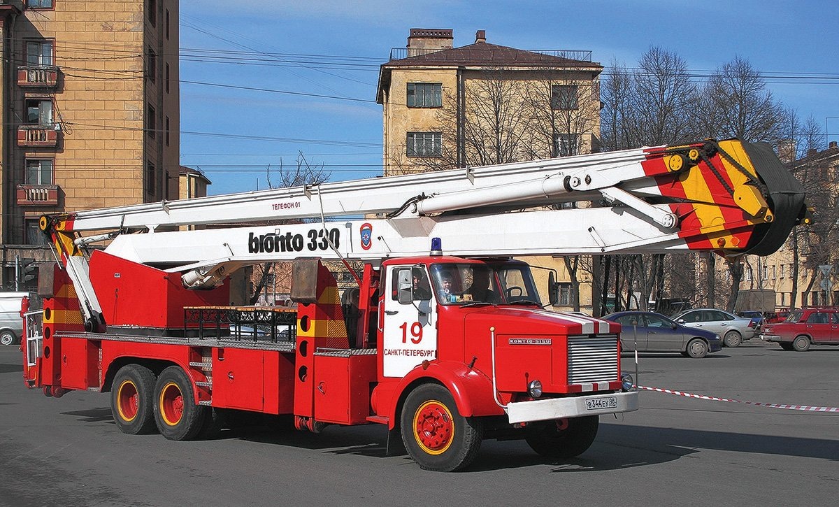 Первыми грузовиками марки Sisu стали трехосные капотные Kontio с коленчатыми подъемниками. Их в начале 1970‑х получили пожарные крупных советских городов.