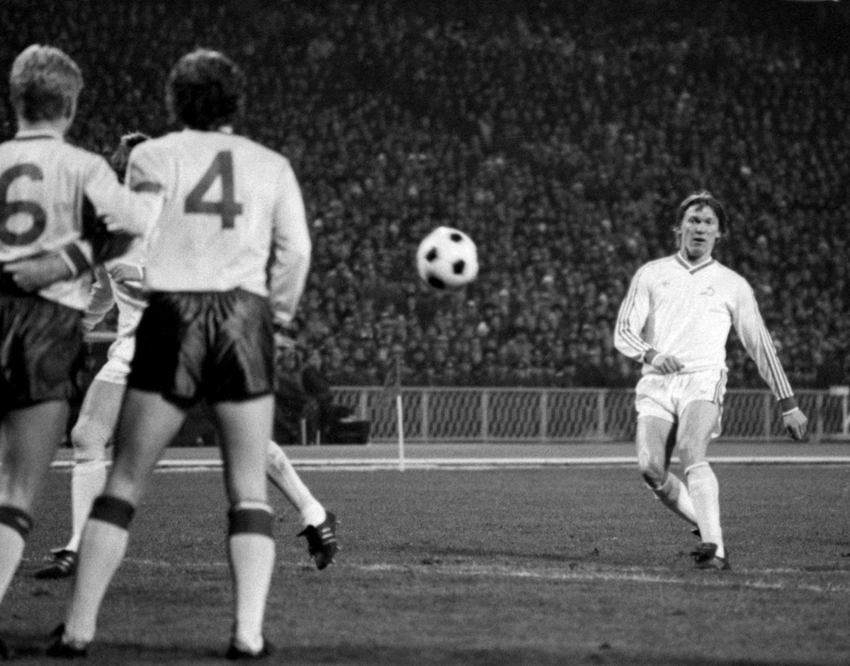 Фото © Владимир Репик, Михаил Черничкин / ТАСС / СССР. Справа в атаке Олег Блохин