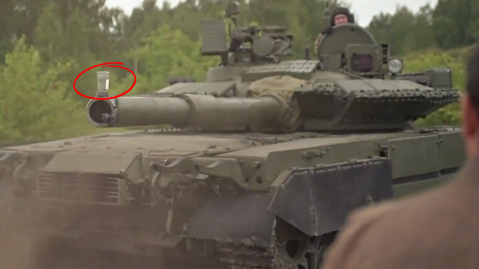 Граненый стакан на стволе Т-80. Фото: телеканал "Звезда" 