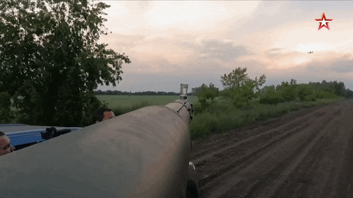 Т-80 в движении со стаканом воды на стволе. Видеоряд: телеканал "Звезда"