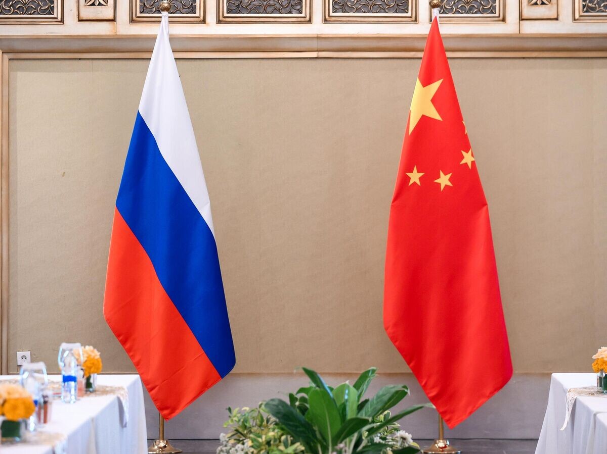    Государственные флаги Российской Федерации и КНР © РИА Новости / Пресс-служба МИД России