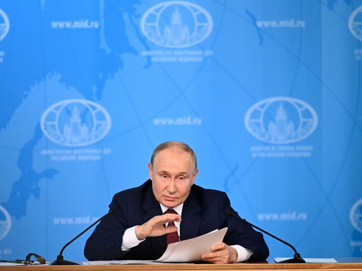    Владимир Путин на встрече с руководством МИД© AFP 2024 / NATALIA KOLESNIKOVA