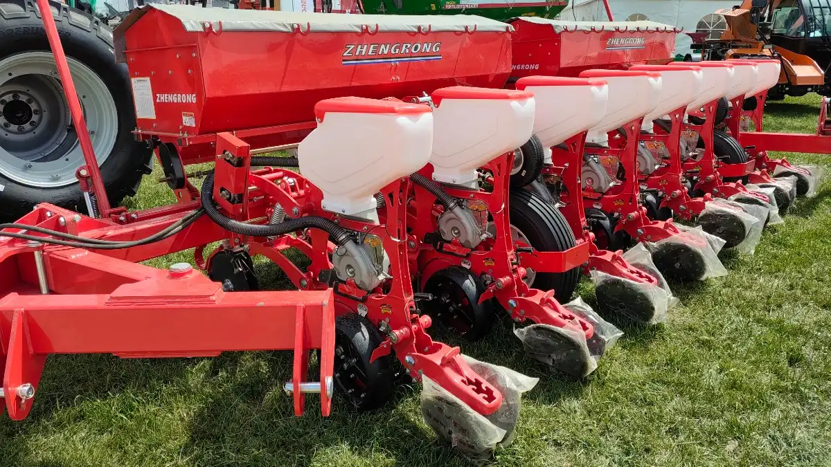 Фото: © Артем Борисов / Glavpahar.ruПропашная сеялка Planter 8DF