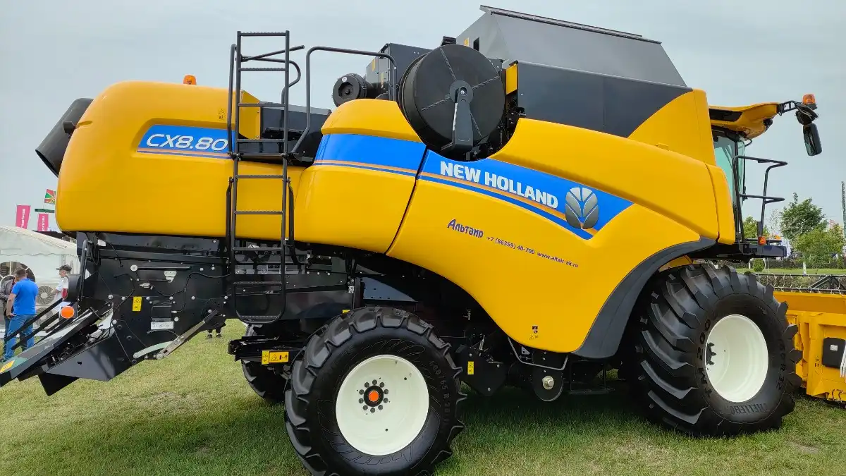 Фото: © Артем Борисов / Glavpahar.ruЗерноуборочный комбайн New Holland CX 8.80 на выставке Золотая Нива 2024 