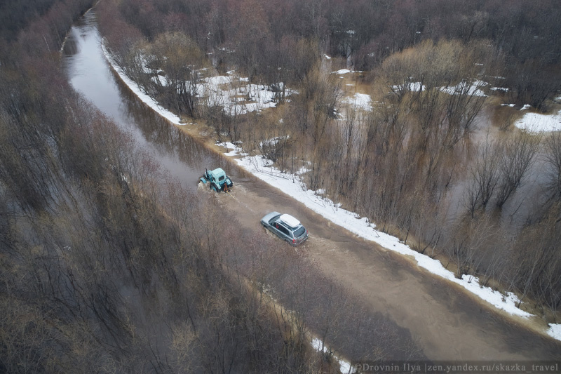 По рекам и бродам трактор едет к нам