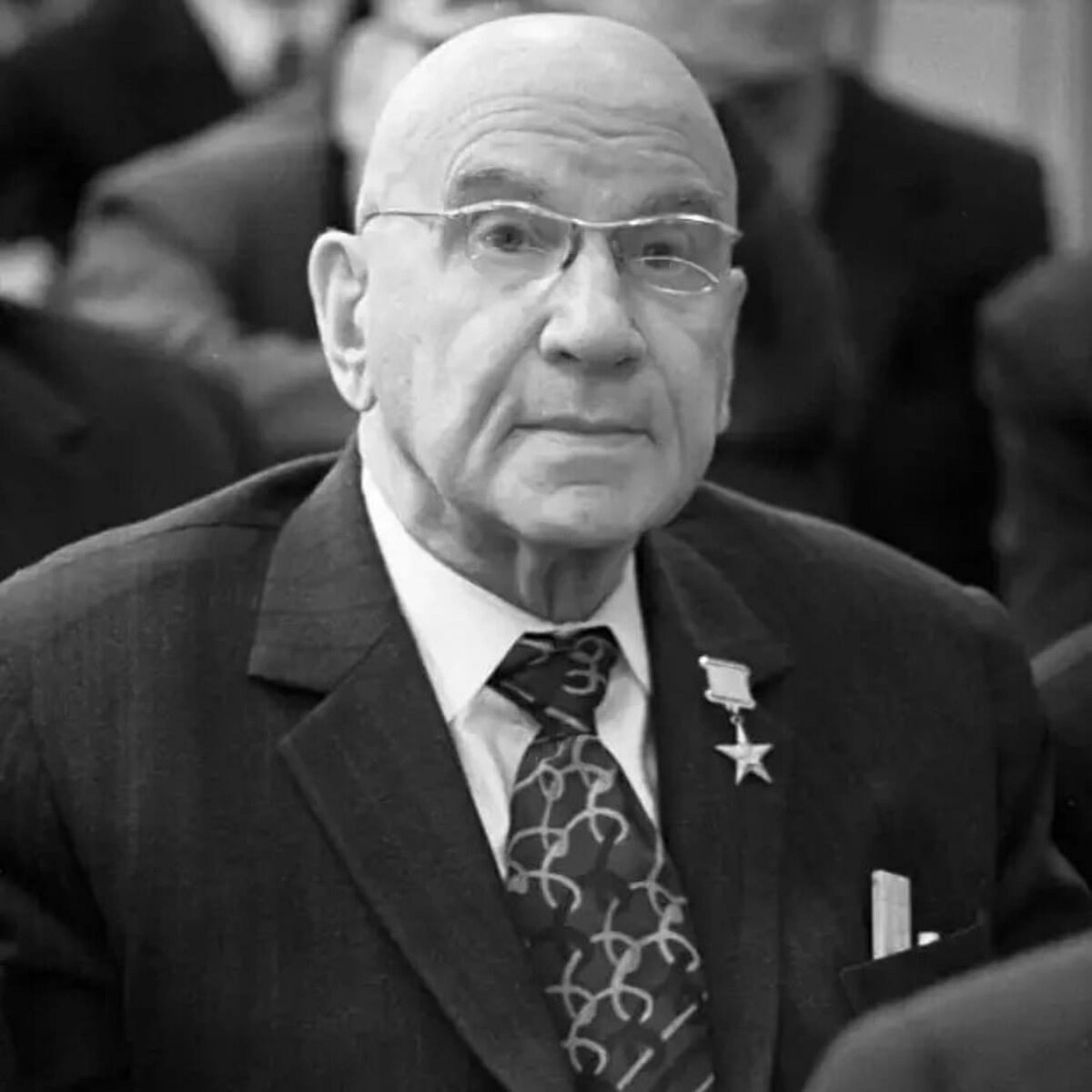 На фото изображен Микулин А.А