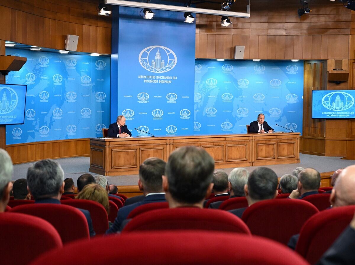    Президент РФ Владимир Путин во время встречи с руководством МИД РФ© РИА Новости / POOL