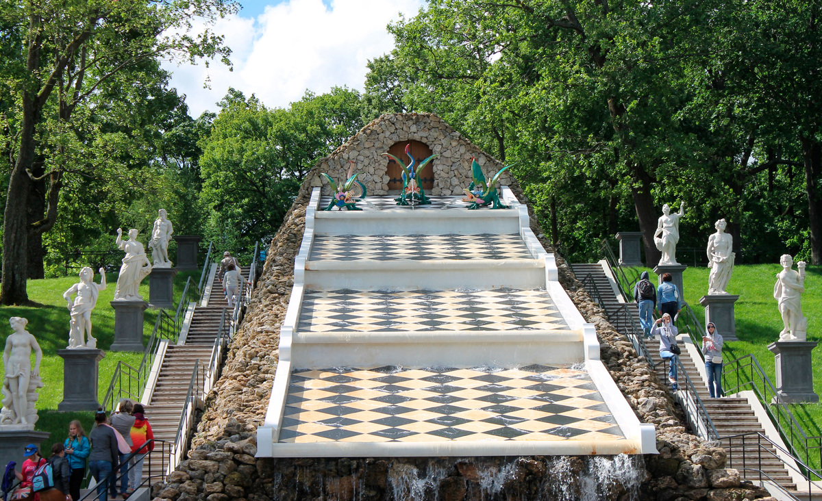 Драконы на вершине каскада долгое время были деревянными и быстро портились от воды, поэтому сегодня здесь стоят свинцовые изваяния. Фото: Клеткин / Wikimedia