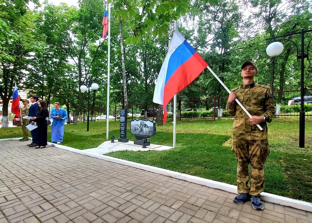    В Курском медуниверситете открылся памятник медикам, погибшим на СВО