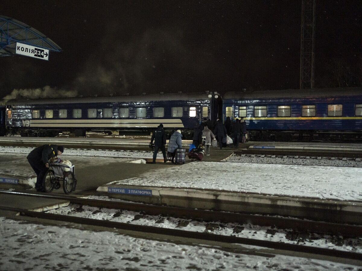    Люди садятся в поезд в городе Сумы, Украина© AP Photo / Hanna Arhirova