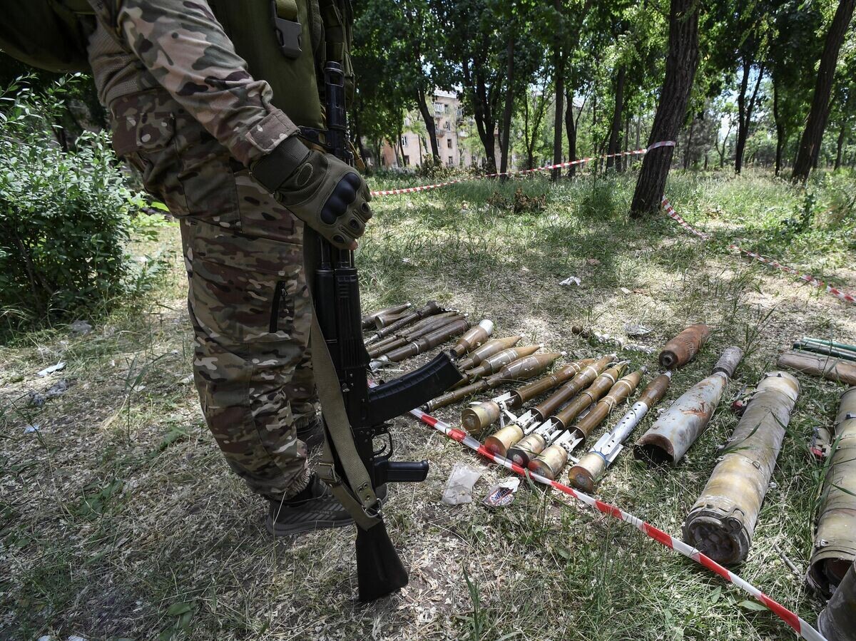    Брошенные боеприпасы на одной из улиц в Мариуполе© РИА Новости / Константин Михальчевский