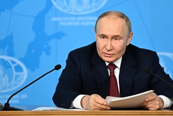    Президент РФ Владимир Путин во время встречи с руководством МИД РФ