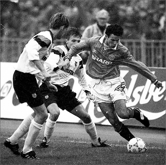 «Торпедо» - «Манчестер Юнайтед» (Англия) – 0:0, пенальти 4:3. Слева направо торпедовцы Борис Востросаблин, Алексей Арефьев и нападающий гостей Райан Гиггз.