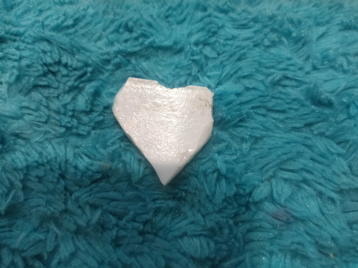 Фото автора. Перебирала свои морские сокровища и не нашла ни одного куриного бога. Не знаю куда они подевались. Зато нашла такой вот осколок ракушки.