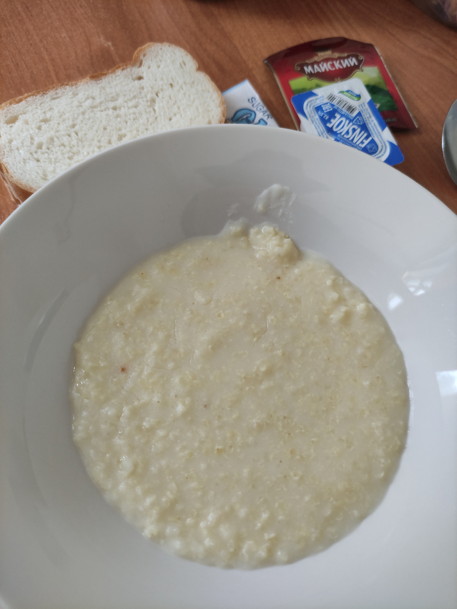 Забыла! Ещё была сосиска! Да, она вредная! Но я её съела