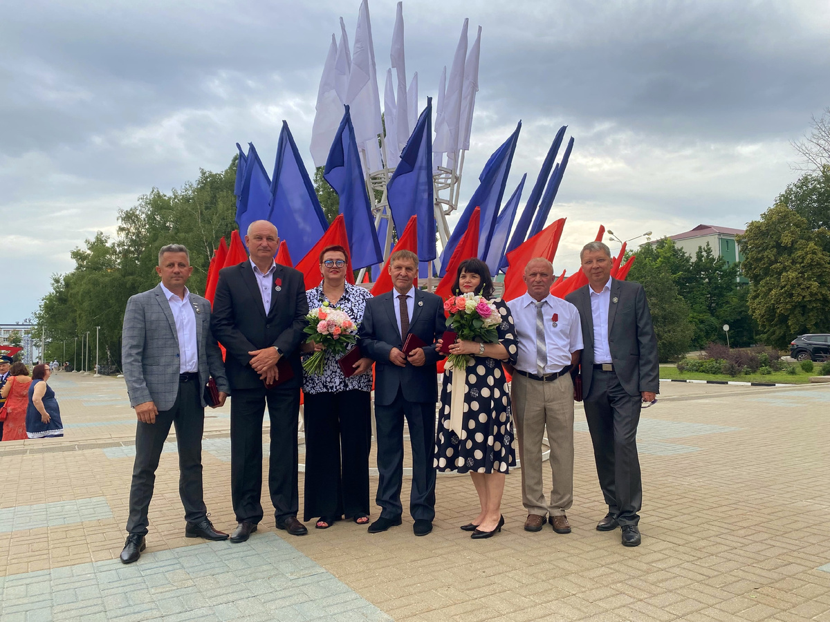 На вручении госнаград в Белгороде Лебединский ГОК представила внушительная делегация: Виталий Гайдин, Александр Журавлёв, Ольга Макаревич, Василий Погребняк, Валентина Михайлова, Юрий Барков и Вячеслав Щинов. Фото Екатерины Сирогитан