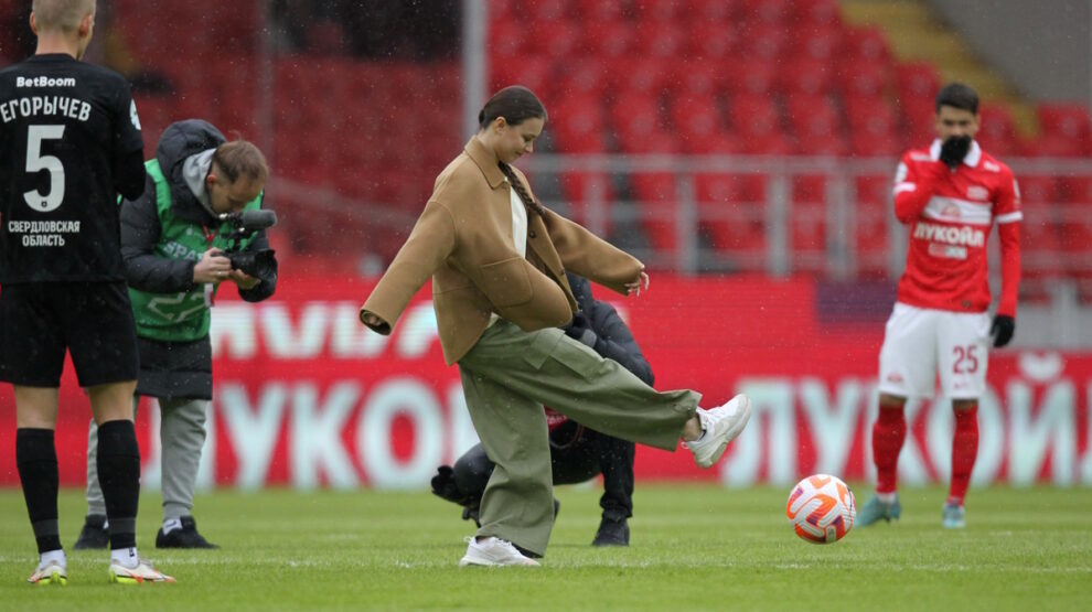    Анна Щербакова наносит первый символический удар по мячу. Фото: GLOBAL LOOK PRESS