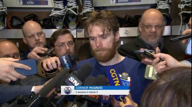    Форвард «Эдмонтона» Коннор Макдэвид в окружении журналистов после поражения в третьем матче финальной серии.Скриншот видео