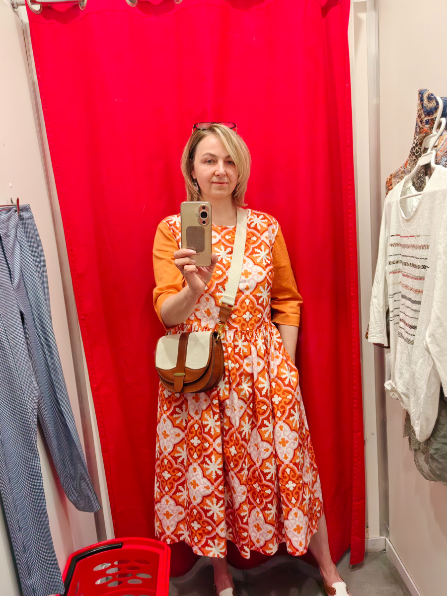 Примеряла и пела песенку "Оранжевое небо, оранжевое море, оранжевая зелень, оранжевый верблюд. Оранжевые мамы оранжевым ребятам оранжевые песни оранжево поют")).