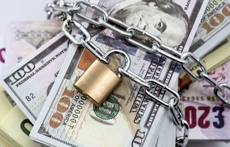    Как отразится прекращение торгов долларами и евро на Мосбирже для простых россиян? В Госдуме дали ответ