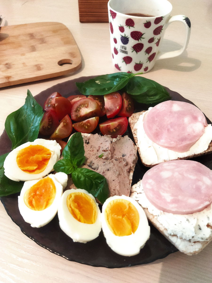 Завтрак: рисовые хлебцы с творожным сыром и ветчиной, с печеночным паштетом. Яйца, помидоры, базилик.