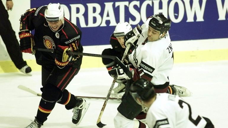 1998 год. В игре за сборную Латвии Олег Знарок (в центре). Фото Reuters