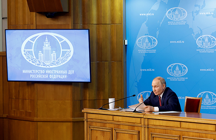    Президент России Владимир Путин выступает с речью во время встречи с руководством МИД России в Москве.Maxim Shemetov/Reuters