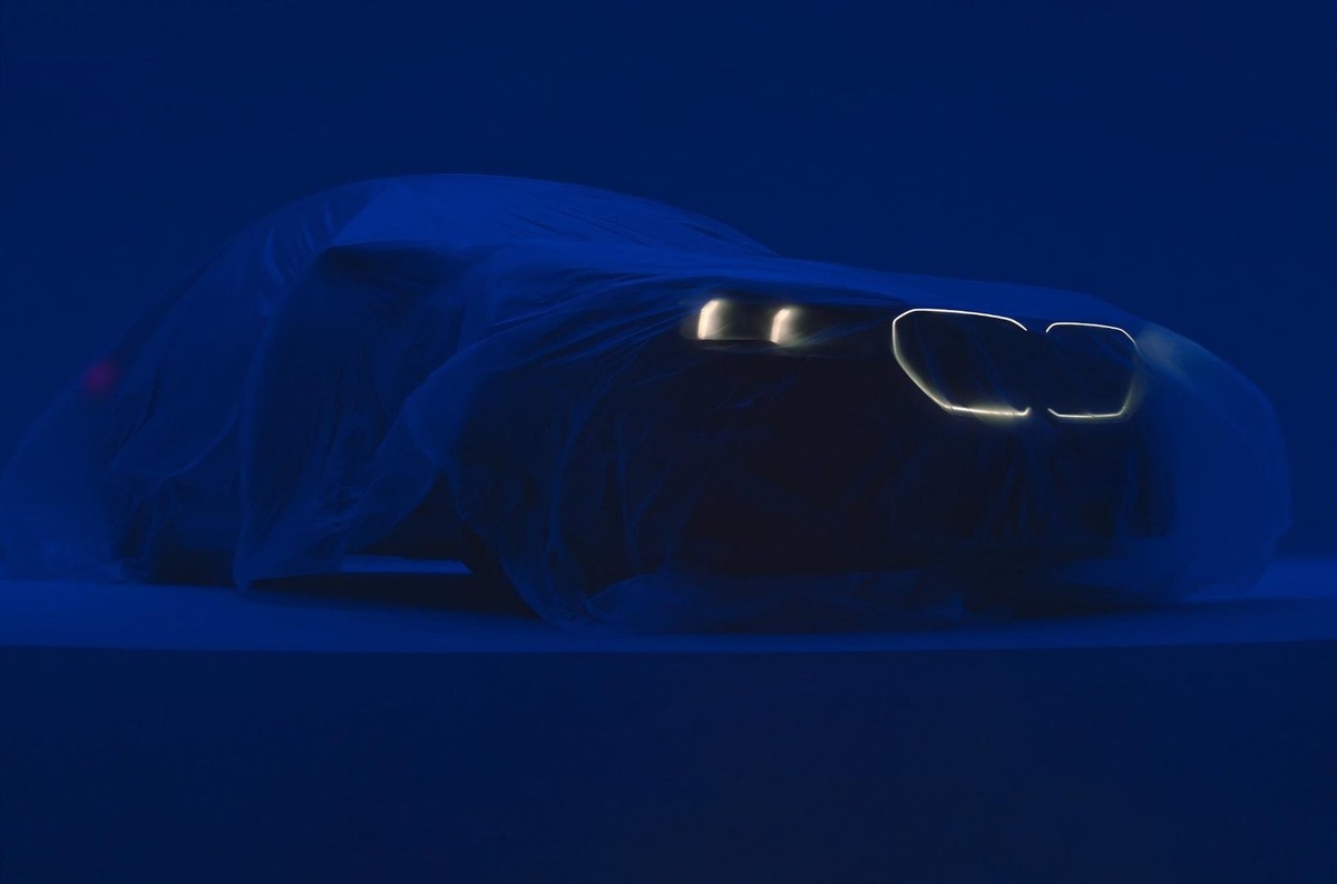 Особенностью дизайна новой M5 стал «светящиеся ноздри» — решетка радиатора получит подсветку. Прототипы новой BMW M5 уже два года попадали в объективы фотошпионов.