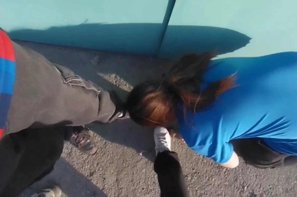 Дети заставили девочку целовать ноги после избиения. кадр видео Telegram