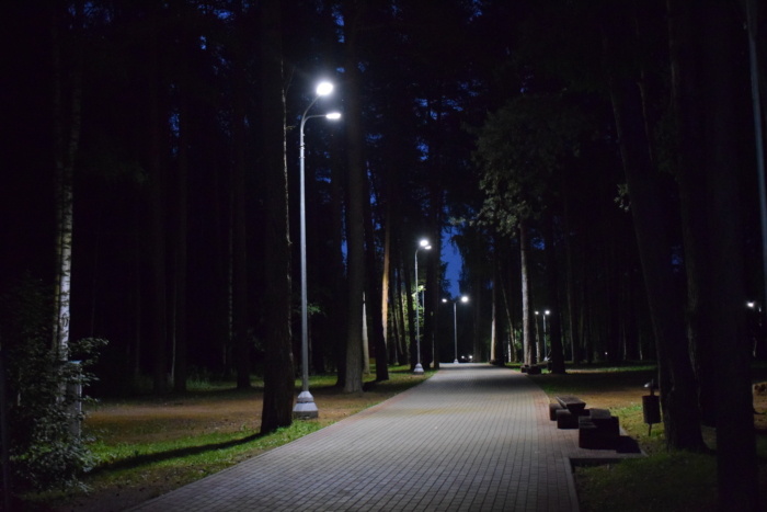    В парке «Харинка» завершено освещение пляжа и центральной аллеи