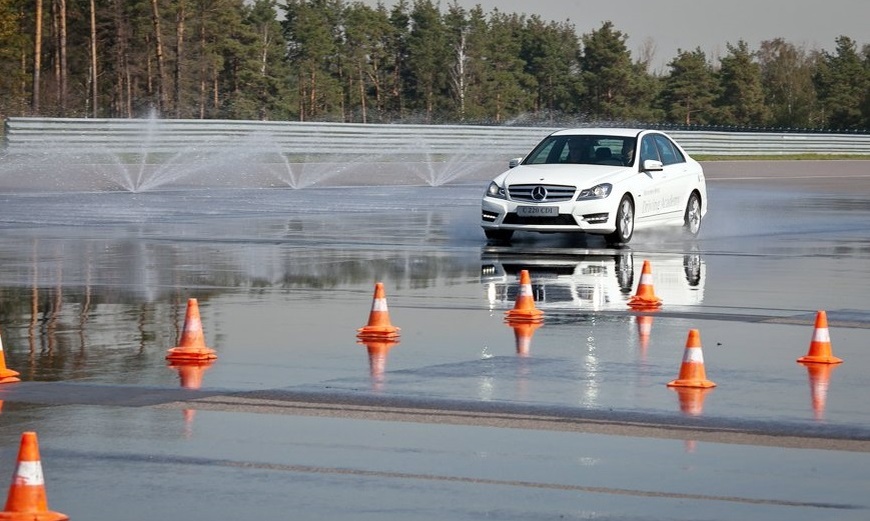 Программа курсов обычно подразумевает отработку приёмов контраварийного вождения