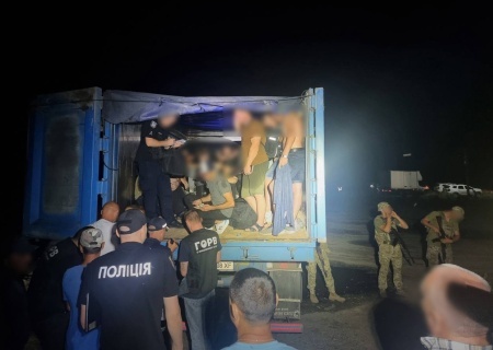    Новый антирекорд. На границе Украины с Румынией задержана фура с 41 уклонистом