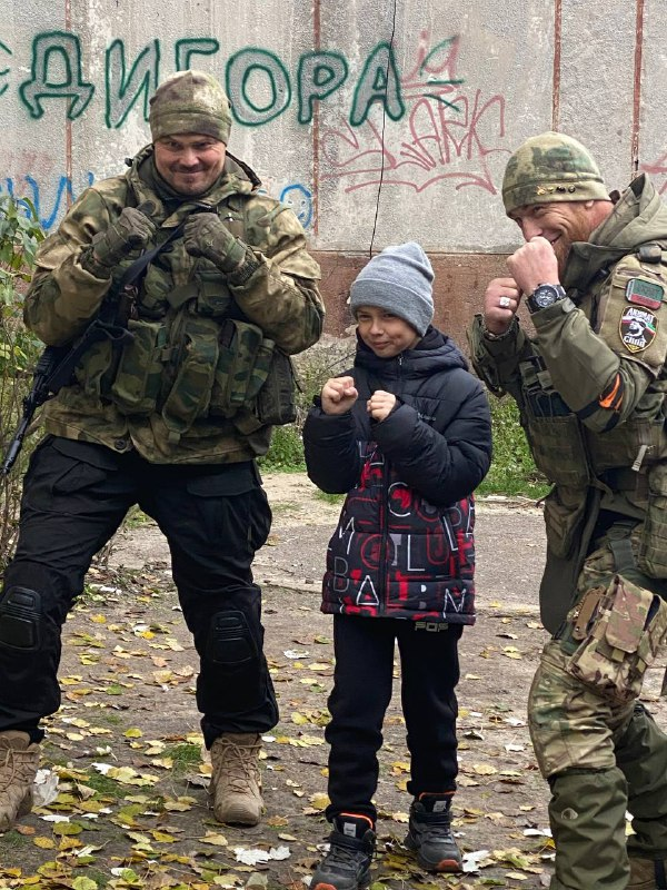 спасённый мальчик вместе с бойцами штурмовой группы Армии России
